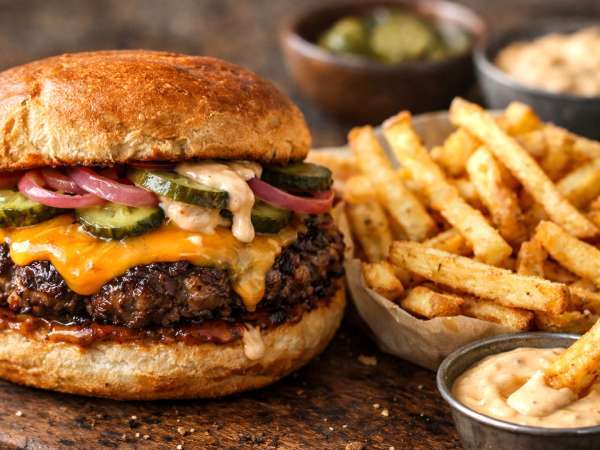 Burger night, homemade and improved version: ideas for meat, buns, sauces and sides