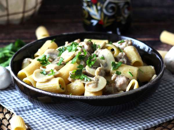 Creamy mushroom and sausage pasta: the secret to making it velvety (and the trick to keep it from drying out)