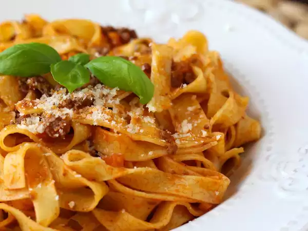Here's why this homemade bolognese sauce makes pasta a thousand times better