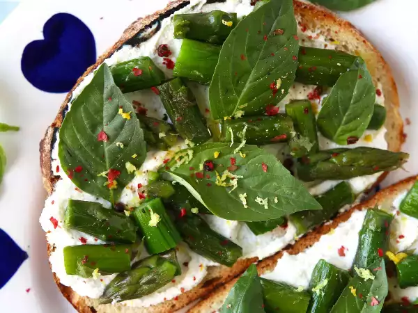 The spring bruschetta everyone wants: fresh, creamy and ready in minutes