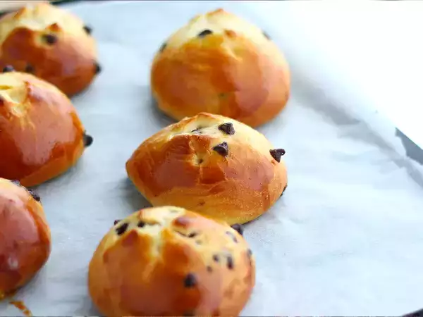 Daily Menu, may 6: A flavorful journey: afghan spinach, prawn sauce crackers, and chocolate chip brioche buns