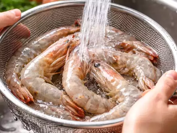 Do you wash the shrimp before cooking? Understand why this common gesture could be your biggest mistake