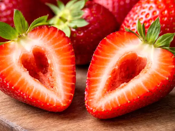 This strange detail in strawberries has a hidden cause most people ignore
