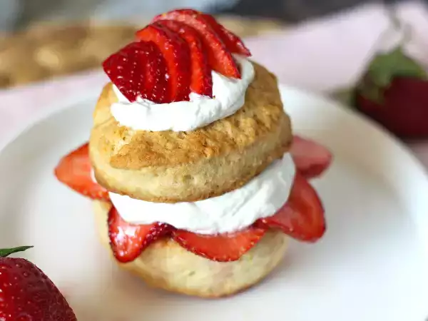 Must-try spring delight: unveil the ultimate strawberry dessert!