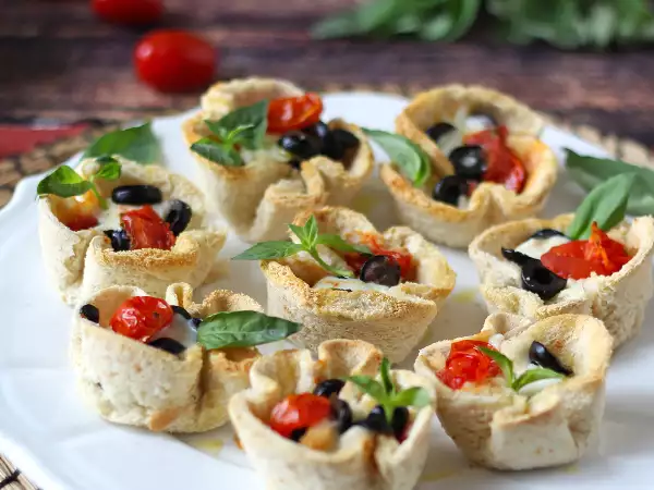 June 5th daily menu: warm bread baskets, savory turkey, and a comforting apple compote to savor today