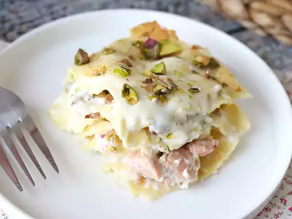 June 8th daily menu: a light zucchini starter, elegant salmon lasagne, and a playful dessert to try tonight