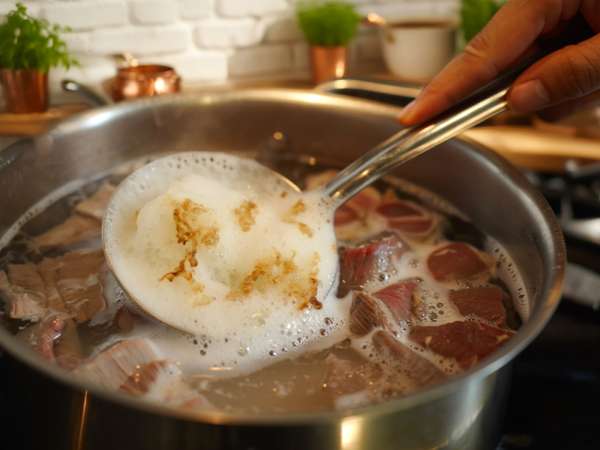Why meat sometimes forms a strange foam? The simple explanation that will change kitchen habits
