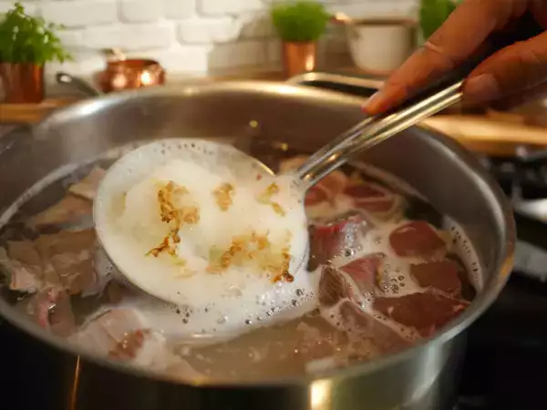 Why meat sometimes forms a strange foam? The simple explanation that will change kitchen habits