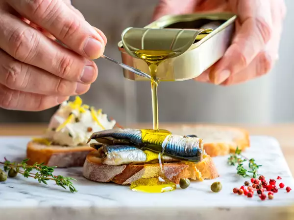 Most people toss the oil from a can of sardines without noticing what they are losing, here's why