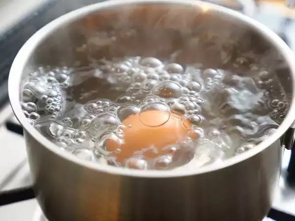Cold water, boiling water, or a hot pan: which way to cook an egg gives the best texture and taste?