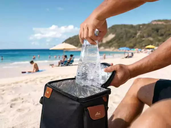 How to keep your drinks cold at the beach: practical tips to enjoy chilled beverages all day long