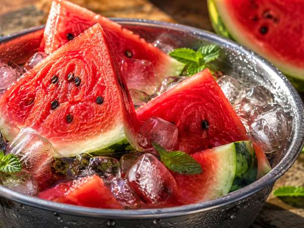 The quick way to chill a watermelon: a clever, time-saving trick to have it cold and ready right away