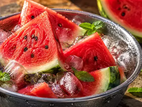 The quick way to chill a watermelon: a clever, time-saving trick to have it cold and ready right away
