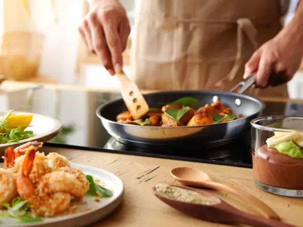 Daily menu, July 7th: a tropical feast with coconut shrimp, flavorful chicken, and a vegan dessert