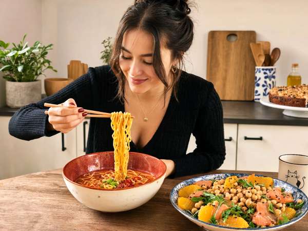 Daily menu, July 12: a delightful mix of flavors with salmon salad, spicy ramen, and blueberry crumble cake
