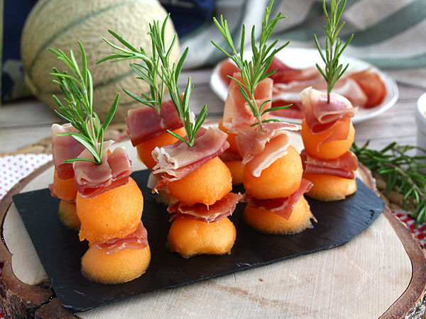 How to serve prosciutto and melon like a professional: easy plating tips for an elegant appetizer