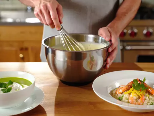 Daily menu, July 23: refreshing cold pea soup, elegant shrimp and lemon risotto, and delightful almond limoncello cake