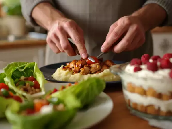 Daily menu, July 30: a refreshing lettuce salad, spicy chicken delight, and a fruity tiramisu