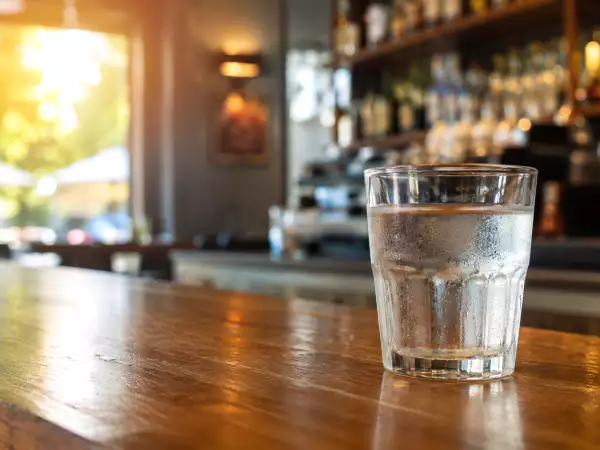 Heat wave: is a bar required to offer you a glass of water if you don't order anything?