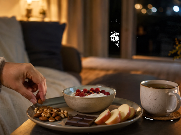 How to snack at night without sabotaging sleep: simple evening habits to treat yourself tonight