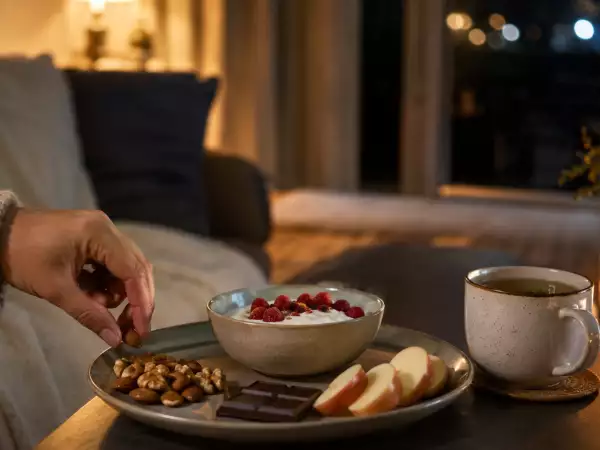 How to snack at night without sabotaging sleep: simple evening habits to treat yourself tonight
