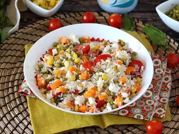 Rice salad in the fridge: how long can it keep and what signs show it’s no longer safe to eat?