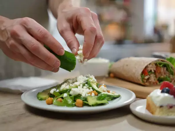 Daily menu, August 9: a refreshing salad, a crunchy wrap, and a classic yogurt cake