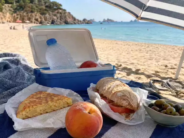 Why the beach makes you ravenous: the surprising science and everyday reasons behind the urge