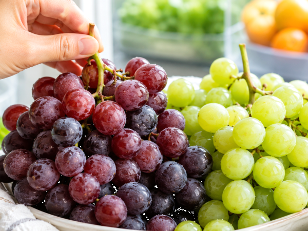 How to choose sweet table grapes and a simple storage trick to keep them fresh longer at home
