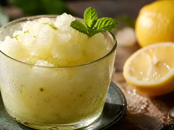 One simple trick turns a homemade slushie made without a machine into a professional-looking drink