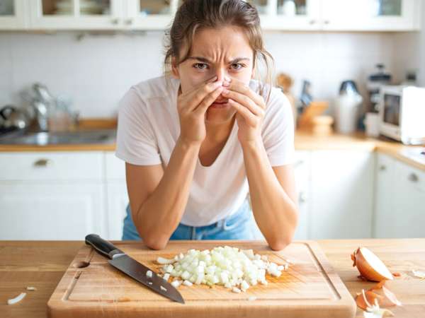 How to instantly remove onion smell from your hands: one easy kitchen trick that really works
