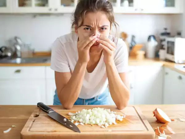 How to instantly remove onion smell from your hands: one easy kitchen trick that really works