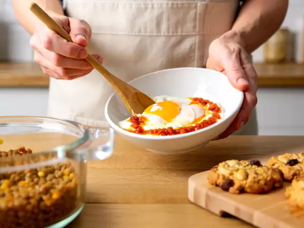 Daily menu, August 22: indulge in Turkish-style eggs, hearty lentils, and delightful oatmeal cookies