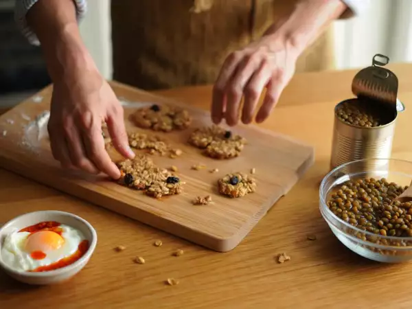 Daily menu, August 22: indulge in Turkish-style eggs, hearty lentils, and delightful oatmeal cookies