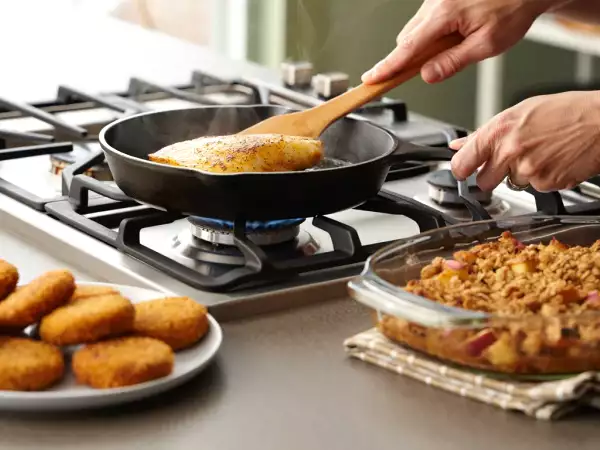 Daily menu, August 25: delightful leftover chicken fritters, steam-fried fish, and crunchy apple pear crumble