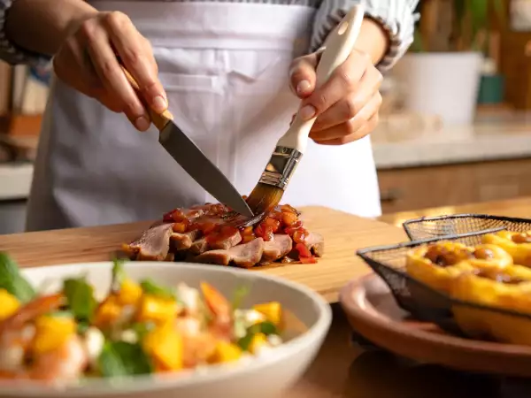 Daily menu, August 17: a refreshing shrimp salad, savory roast pork, and delightful pastéis de nata