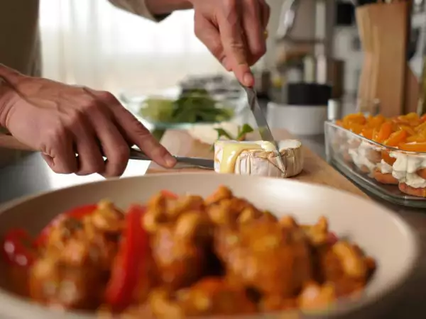 Daily menu, August 24: indulge in air fryer-roasted camembert, spicy cashew chicken, and roasted apricot tiramisu