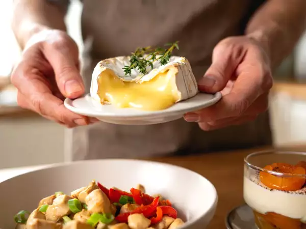 Daily menu, August 24: indulge in air fryer-roasted camembert, spicy cashew chicken, and roasted apricot tiramisu