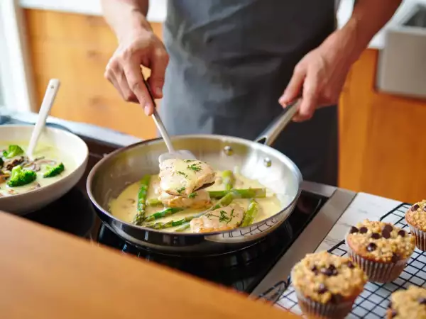Daily menu, August 19: a delightful trio of broccoli soup, chicken with asparagus, and gourmet muffins