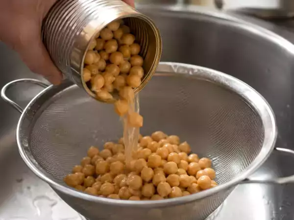 Canned chickpeas: do you really need to rinse them before cooking and what changes when you don't?