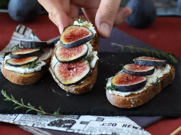 Why fig, honey and fresh cheese bruschetta becomes the creamy-crunchy star of every cocktail hour