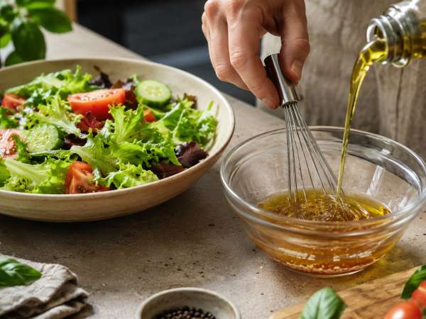 How to dress a salad in the right order? What to add first and why it keeps your greens crisp