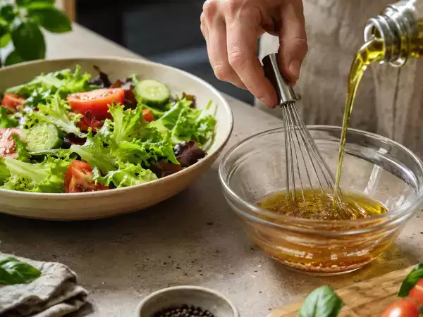 How to dress a salad in the right order? What to add first and why it keeps your greens crisp