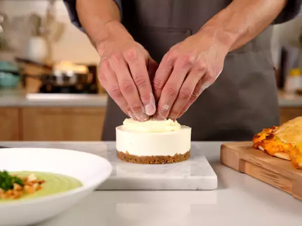 Daily menu, September 8: indulge in leek, coconut, and curry soup, raclette calzone, and no-bake cheesecakes