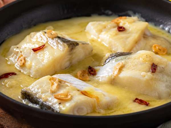 Traditional Cod Pil-Pil: Step-by-step methods to thicken the emulsion sauce gently without curdling