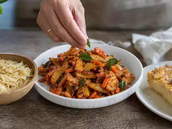 Daily menu, October 5: crispy japanese cabbage salad, carrot-potato mezhukkupuratti, and swedish apple pie