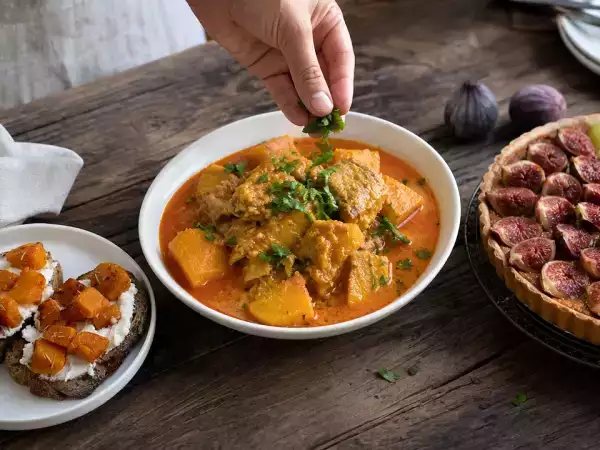 Daily menu, October 6: delightful ricotta toasts, savory pumpkin curry, and a sweet fig-grape tart