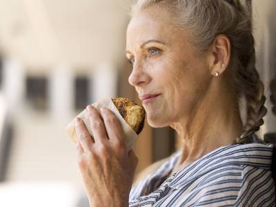 6 Foods that accelerate aging: How to avoid them?