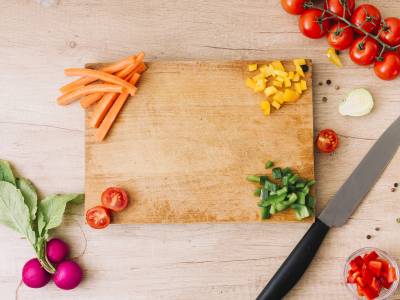 Your cutting board: A nest of bacteria? Know when to change it!