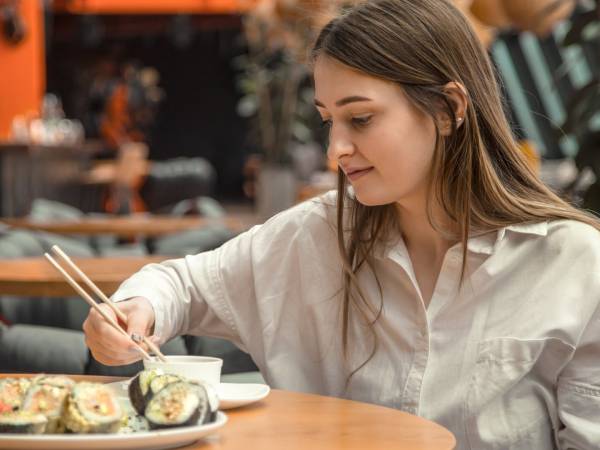 If you eat sushi like this, you're doing it wrong: what a Japanese would never do